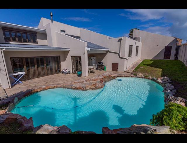 4 BEDROOM HOUSE FOR SALE IN BLOUBERGSTRAND